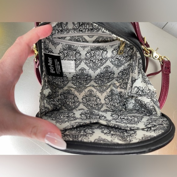 Harry Potter Hogwarts Platform 9 3/4 Crossbody Bag Handbag Purse with Charm - Picture 5 of 11